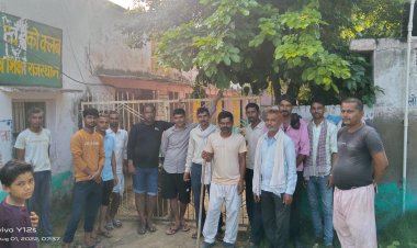 राजकीय उच्च प्राथमिक विद्यालय भवन हुआ जर्जर: ग्रामीणों ने प्रवेश द्वार बंद कर किया विरोध प्रदर्शन