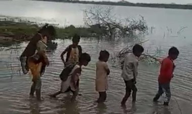 दबंगों ने खाई खोदकर रोका रास्ता:  स्कूल जाने के लिए तालाब से गुजरने पर मजबूर मासूम बच्चे