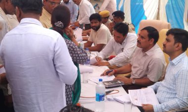 ग्राम पंचायत चक धरसौनी और चैटोली में हुई उपखंड स्तरीय जनसुनवाई: संभागीय आयुक्त ने सुनी आमजन की समस्याएं, मौके पर किए निस्तारण