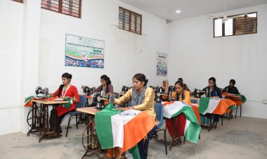 आजादी का अमृत महोत्सव कार्यक्रम के अंतर्गत हर घर तिरंगा अभियान का महिलाओं में दिखा तिरंगे के प्रति जज्बा