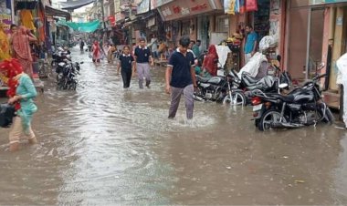 बरसात के पानी से कस्बा हुआ जलमग्न: दुकानों और घरों में घुसा पानी