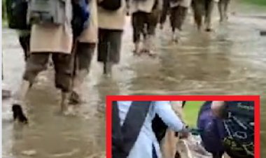 गर्ल्स स्कूल के गेट पर भरा बरसाती पानी: कंधो पर बैग का वजन और हाथों में जूते लेकर निकलती है छात्राएं