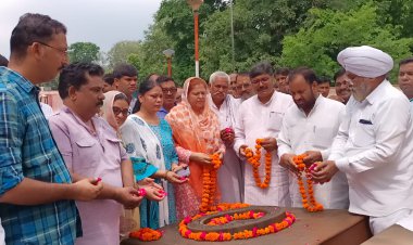 क्रांति दिवस के अवसर पर जिला कांग्रेस कमेटी अलवर ने शहीद स्मारक पर शहीदों को माला एवं पुष्प श्रद्धासुमन किए अर्पित
