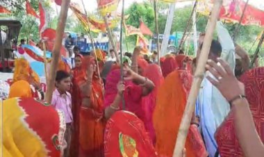 हाथों में ध्वज लेकर डीजे के साथ सैकड़ो पदयात्री ने जयकारे लगा दोघड़िया माता के पहुच ध्वज चढ़ा मन्नत मांगी