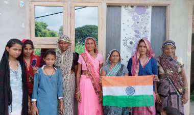 जोश और जज्बे के साथ घर घर तिरंगा हर घर तिरंगा अभियान को सफल बनाने में लगी भैंसड़ावत की मनीषा