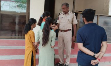 हर्षोल्लास के साथ ABVP ने पुलिसकर्मियों को बांधे रक्षासूत्र: मुँह कराया मीठा