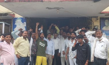 जालौर में हुई घटना को लेकर रामगढ़ कस्बे में आक्रोशित दलित समाज के लोगों ने गहलोत सरकार के खिलाफ की नारेबाजी, सौंपा ज्ञापन