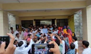 जालौर मे मटकी से पानी पीने पर स्कूल संचालक ने दलित छात्र को बेरहमी से पीट-पीट कर ले ली जान: अलवर सरस डेयरी के पूर्व चेयरमैन बन्नाराम मीना के नेतृत्व मे मुख्यमंत्री के नाम सौपा ज्ञापन