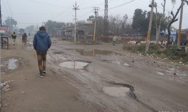 प्रशासन कर रहा है हादसे का इंतजार: गौरवपथ बना नरकपथ  सड़क कम और गड्ढे ज्यादा, हर पल दुर्घटना का अंदेशा