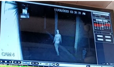 दुकान मे चोरी के बाद सीसीटीवी के आधार पर दुकानदारों ने पहचानकर चोर की कर दी पिटाई