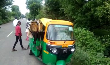 र्थी व्हीलर टेम्पो खाई में गिरा, माँ-बेटी घायल: सूचना देने के बाद भी नहीं आई एम्बुलेंस