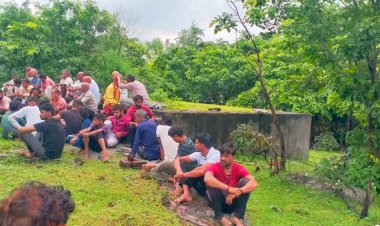 तेली समाज के शमशान पर वर्षों से नही छाया:  बारिस के समय में अंतिम संस्कार में हो रही परेशानी