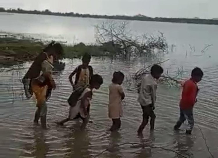 दबंगों ने खाई खोदकर रोका रास्ता:  स्कूल जाने के लिए तालाब से गुजरने पर मजबूर मासूम बच्चे