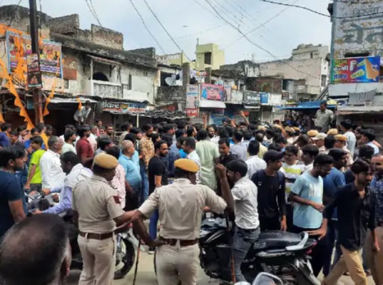 असामाजिक तत्वों द्वारा मंदिर के सामने लगे भगवा झंडे हटाने पर हंगामा: हिंदू संगठन कार्यकर्ताओं में फूटा गुस्सा व्यापारियों ने बाजार किए बंद