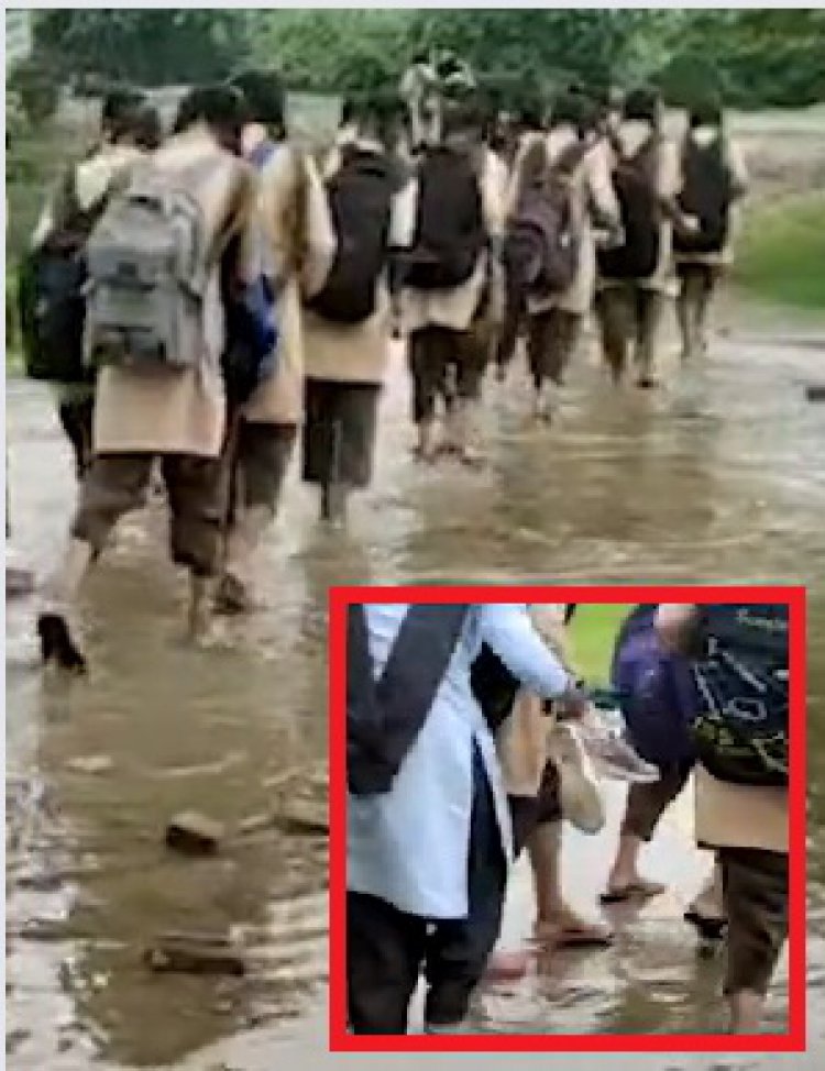 गर्ल्स स्कूल के गेट पर भरा बरसाती पानी: कंधो पर बैग का वजन और हाथों में जूते लेकर निकलती है छात्राएं