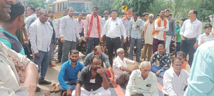 गाँव पोड़ी कला बी की आम जनता ने बिजली विभाग के खिलाफ किया चक्का जाम