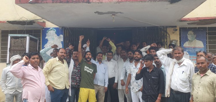 जालौर में हुई घटना को लेकर रामगढ़ कस्बे में आक्रोशित दलित समाज के लोगों ने गहलोत सरकार के खिलाफ की नारेबाजी, सौंपा ज्ञापन