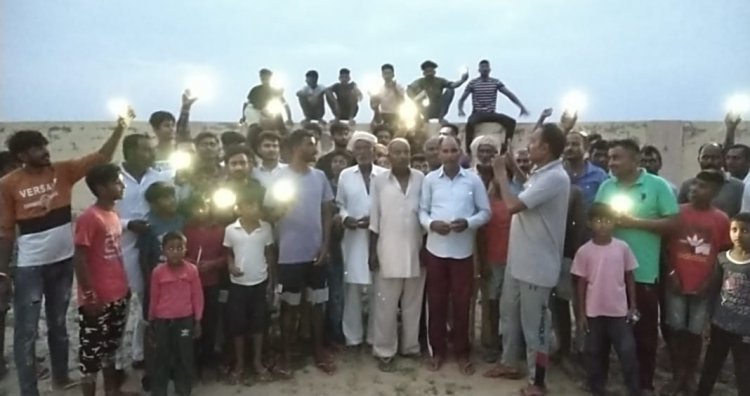 इंदर मेघवाल हत्याकांड में दोषियों को फांसी देने की मांग को लेकर और श्रद्धांजलि देने के लिए गांव 73 एनपी में कैंडल मार्च निकाला