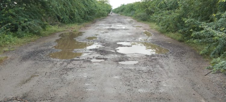 तखतगढ़ से राजपुरा जाने वाली सड़क जर्जर: स्कूली बच्चों-ग्रामीण सहित वाहन चालक परेशान