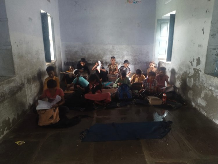 एक तरफ शिक्षा दूसरी तरफ खौफ: कमरों में टपकते पानी के बीच पढ़ने को मजबुर सरकारी स्कूल के बच्चे