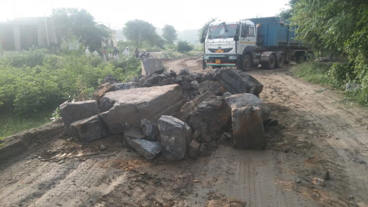 रामगढ के बीजवा-मानकी सड़क मार्ग को पत्थर डाल कर किया अवरुद्ध: वाहन चालक हो रहे परेशान