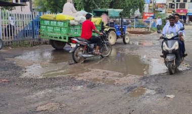 रेल फाटक पर बनाई गई सड़क गड्ढों में हुई तब्दील: वाहन चालक परेशान