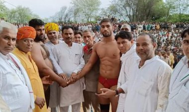 डुमरिया में हुए कुश्ती दंगल में आखिरी कुश्ती बराबरी पर छूटी: रोमांचक दावपेंच के बाद अजय सोहना और मनीष दिल्ली बराबर हुए सम्मानित