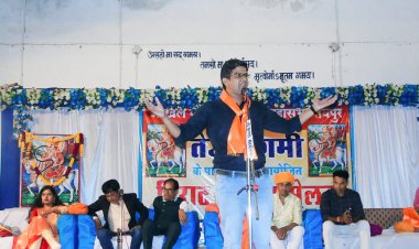 जिसके दिल में रहता हूँ कमबख्त वो ही पता पूछती है - कवि योगसा