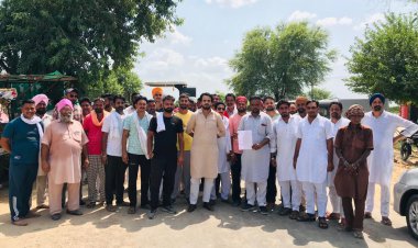 सड़क निर्माण में घटिया सामग्री का प्रयोग करने के विरोध में किसानों ने किया चक्का जाम