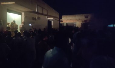 आक्रोशित ग्रामीण नामांकन प्रक्रिया में लगे  कर्मचारियों को बंधक बनाकर धरने पर बैठे: माहौल तनावपूर्ण होने से ग्राम सेवा सहकारी समिति के चुनाव हुए स्थगित