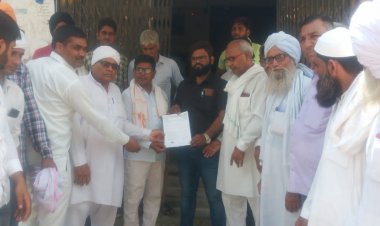 घाट कैनाल और रूपारेल नदी को जोडने की मांग को लेकर SDM कार्यालय के बाहर किया प्रदर्शन