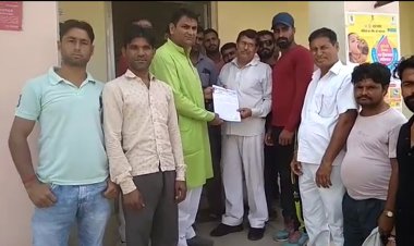 बंद ट्रेनों को चलाने की मांग को लेकर श्रीकैला देवी रेलवे स्टेशन पर ग्रामीणों ने प्रदर्शन कर सौंपा ज्ञापन