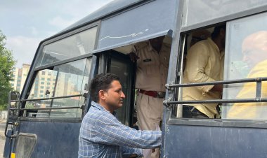 विधानसभा के मुख्य द्वार से जेपी महला अनेक नेताओं के साथ हुए गिरफ्तार