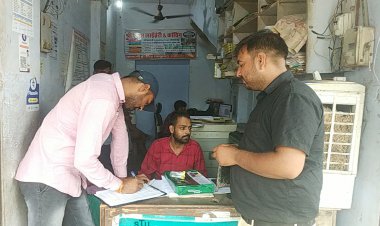 सूचना सहायको के द्वारा ई-मित्र संचालकों का किया गया औचक निरीक्षण