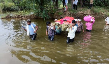 मोक्षधाम जाने के लिए नहीं रास्ता,4 फीट तक भरे पानी से गुजरना पड़ा महिला के अंतिम संस्कार के लिए