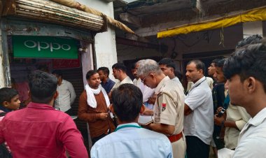 पहाड़ी कस्बे के पुराना बस स्टैंड चौराहे पर मोबाइल की दुकान में हुई चोरी