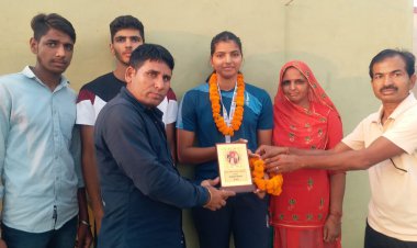 डिस्क थ्रो में 16 वर्ष का रिकॉर्ड तोड़ गोल्ड हासिल करने वाली छात्रा निकिता गुर्जर का देव सेना ने किया सम्मान
