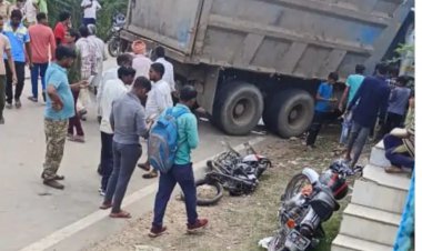 बगड़ तिराया के पास अनियंत्रित होकर पलटा डम्फर: दो मोटरसाइकिल दबी चार गंभीर घायल, जयपुर रैफर