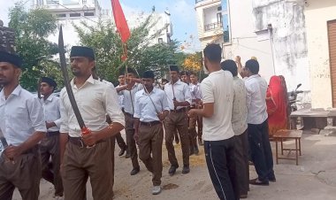 विजयादशमी पर शस्त्र पूजन के बाद निकला संघ का पथ संचलन: लोगों ने पुष्प वर्षा कर किया स्वागत