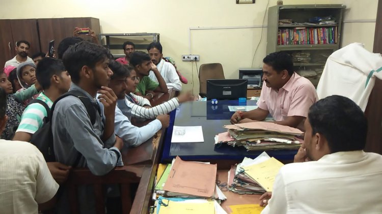 राजकीय महाविद्यालय मे असुविधाओ का आलम: छात्र छात्राओं ने मुख्यमंत्री के नाम एसडीएम को सौंपा ज्ञापन