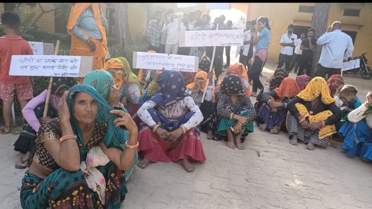 कुट्टीन साबदास गांव के आधा दर्जन घरो में हुई चोरी का मामला: वारदात के 12 दिन बाद भी पुलिस के हाथ खाली, ग्रामीणों ने थाने पर किया प्रदर्शन