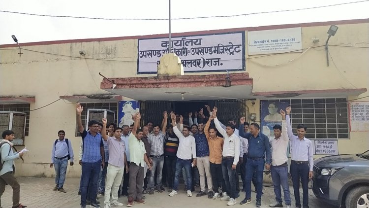 शिक्षक संघ एवं पंचायती राज कर्मचारी यूनियन रामगढ़ के कर्मचारियों ने अपनी विभिन्न मांगों को लेकर मुख्यमंत्री के नाम सौंपा ज्ञापन