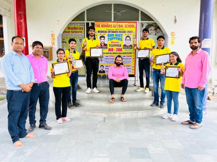 महुआ के दर्जनों बच्चो ने नीट परीक्षा में लहराया सफलता का परचम: बच्चों व माता-पिताओं का किया सम्मान
