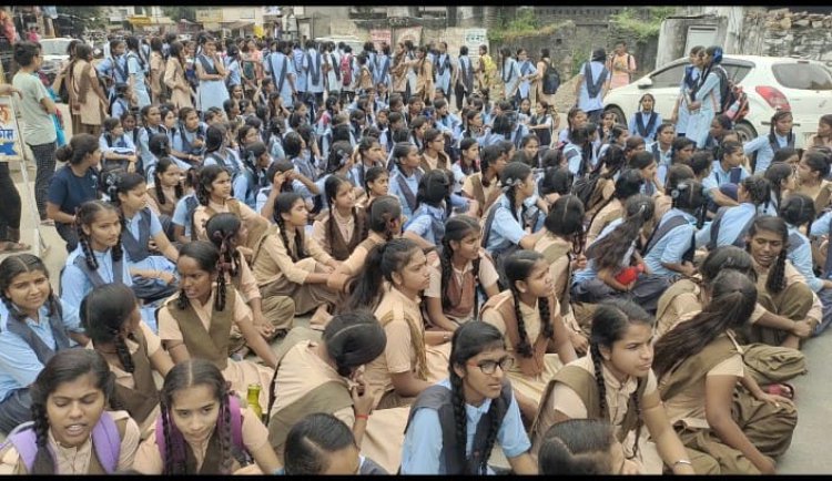 सरकारी स्कूल के जर्जर भवन व शौचालयों की मरम्मत की मांग को लेकर फूटा छात्राओं का गुस्सा: 5 घंटे तक रहा रोड जाम, एसडीएम की दखल के बाद हुआ मामला शांत