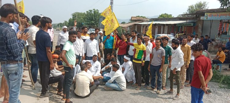 जयपुर में गिरफ्तार हुए सैनी समाज के लोगो की रिहाई की मांग को लेकर लोगों ने उदयपुरवाटी-भैरूघाट पर लगाया जाम