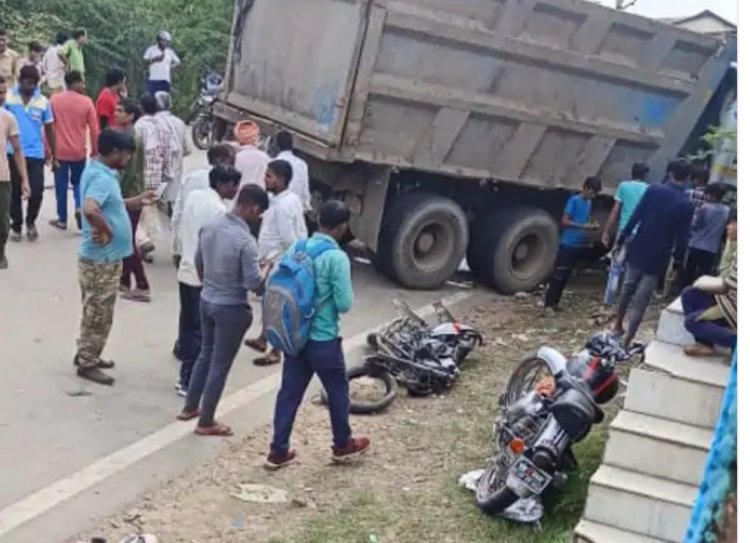 बगड़ तिराया के पास अनियंत्रित होकर पलटा डम्फर: दो मोटरसाइकिल दबी चार गंभीर घायल, जयपुर रैफर