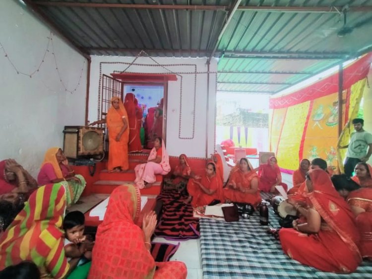 उपनगर पुर स्थित चौथ माता मंदिर में महिलाओं ने किया भजन कीर्तन