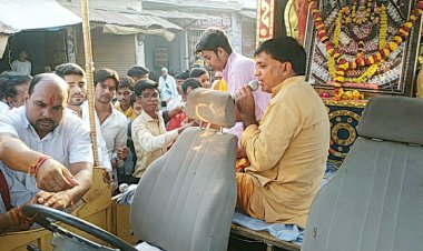 कठूमर के प्राचीन गंगा महारानी मंदिर से धोलागढ़ देवी के लिए पदयात्रा हुई रवाना