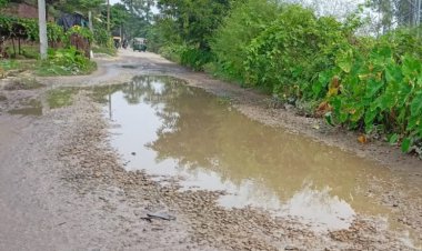आखिर कैसे होगा? जर्जर सड़क के रास्ते मूर्ति विसर्जन: सड़क बन रही बाधक सोच में पड़े लोग