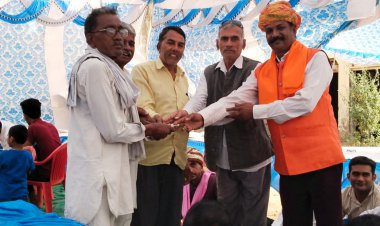 निर्मल सुरा ने मंदिर निर्माण हेतु दी 11000 की राशि: ग्रामीणों ने किया जोरदार स्वागत